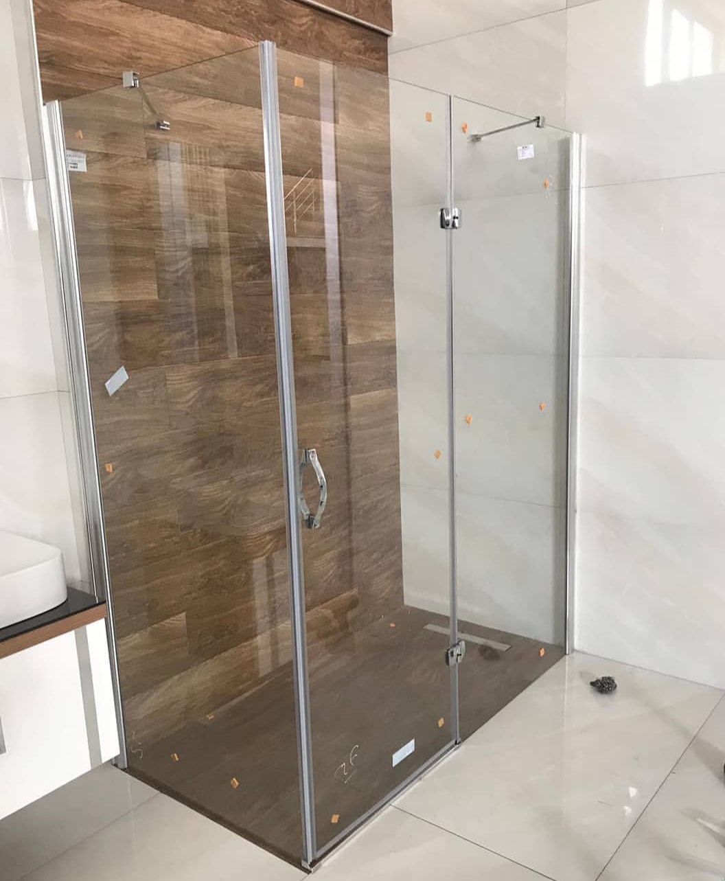 Asansör Menteşeli Panelli Şeffaf Duşakabin